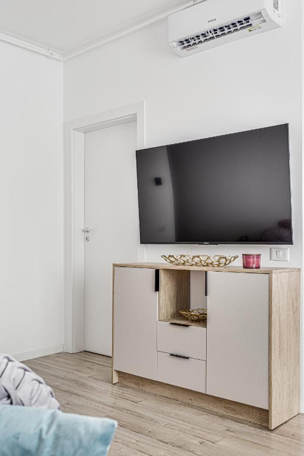 Elegant Apartment Near Afi & Atrium Mall Arad Bagian luar foto