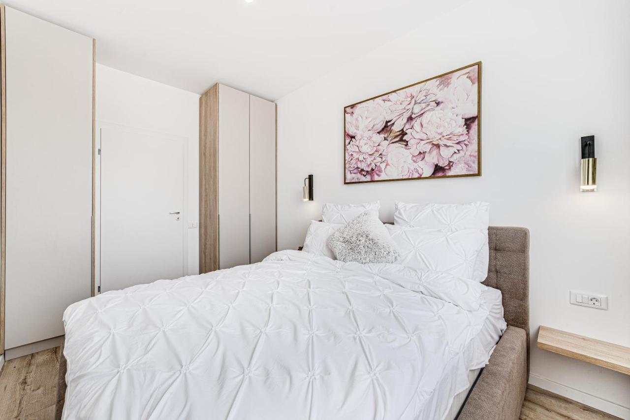 Elegant Apartment Near Afi & Atrium Mall Arad Bagian luar foto