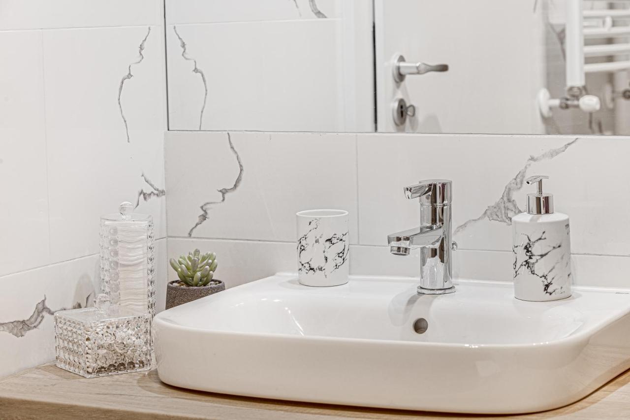 Elegant Apartment Near Afi & Atrium Mall Arad Bagian luar foto