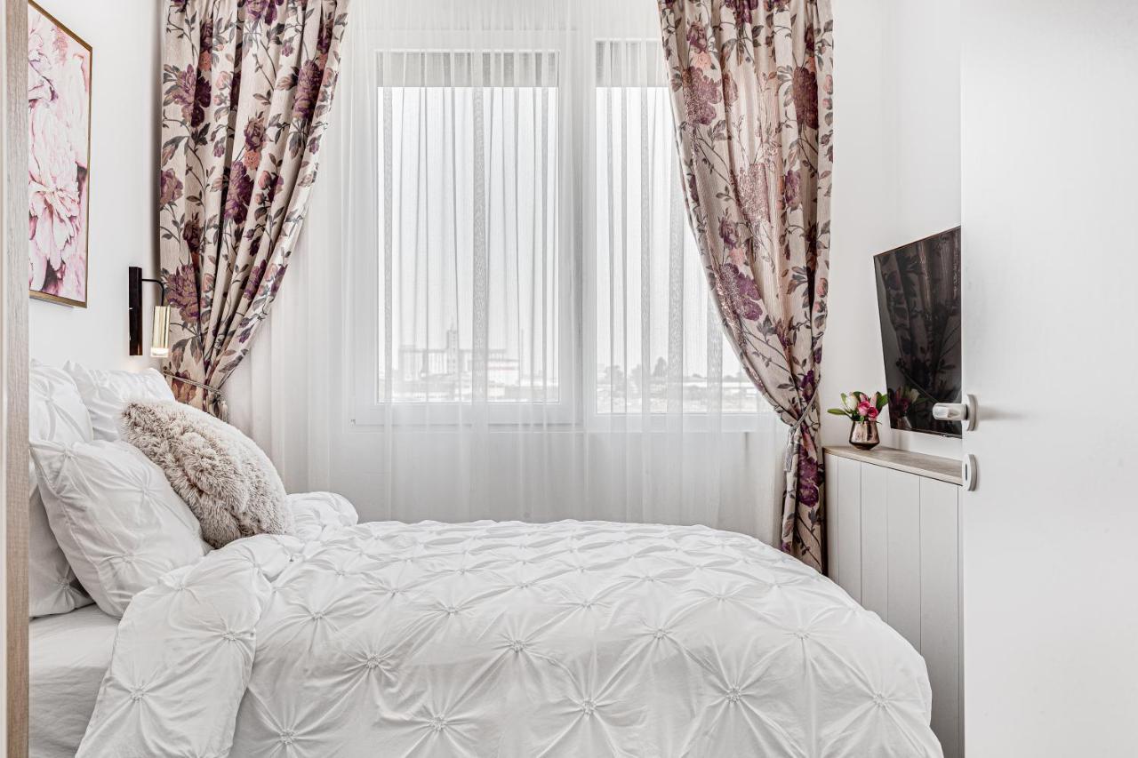 Elegant Apartment Near Afi & Atrium Mall Arad Bagian luar foto