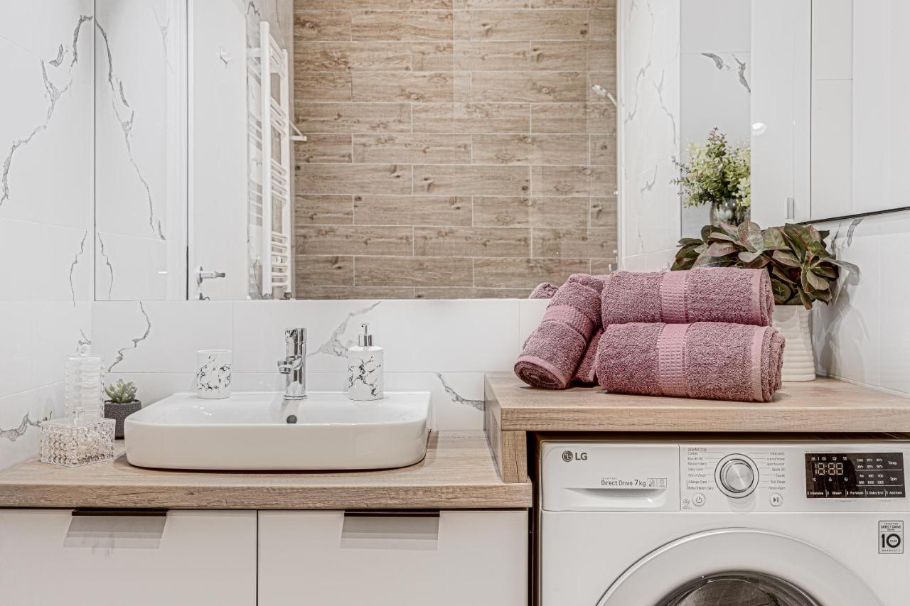 Elegant Apartment Near Afi & Atrium Mall Arad Bagian luar foto