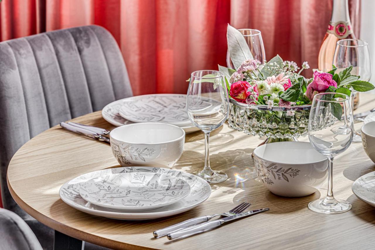 Elegant Apartment Near Afi & Atrium Mall Arad Bagian luar foto